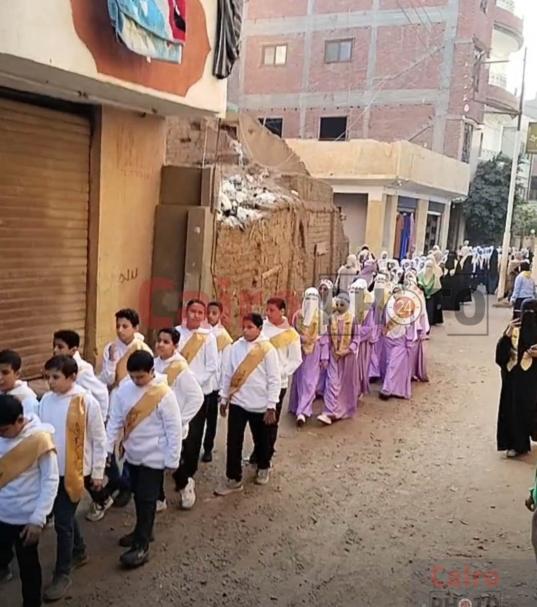 مسيرة لحفظة القرآن تجوب كفر شبرا زانجي قبل حفل تكريمهم بالمنوفية