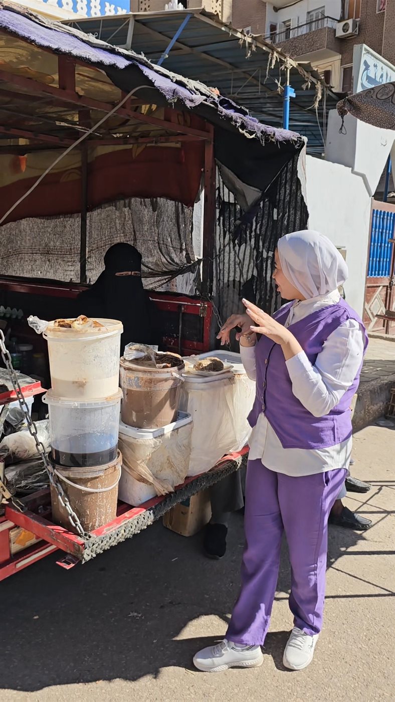 محررة القاهرة 24 خلال لقائها بسائقة التروسيكل لبيع الجبن في قنا