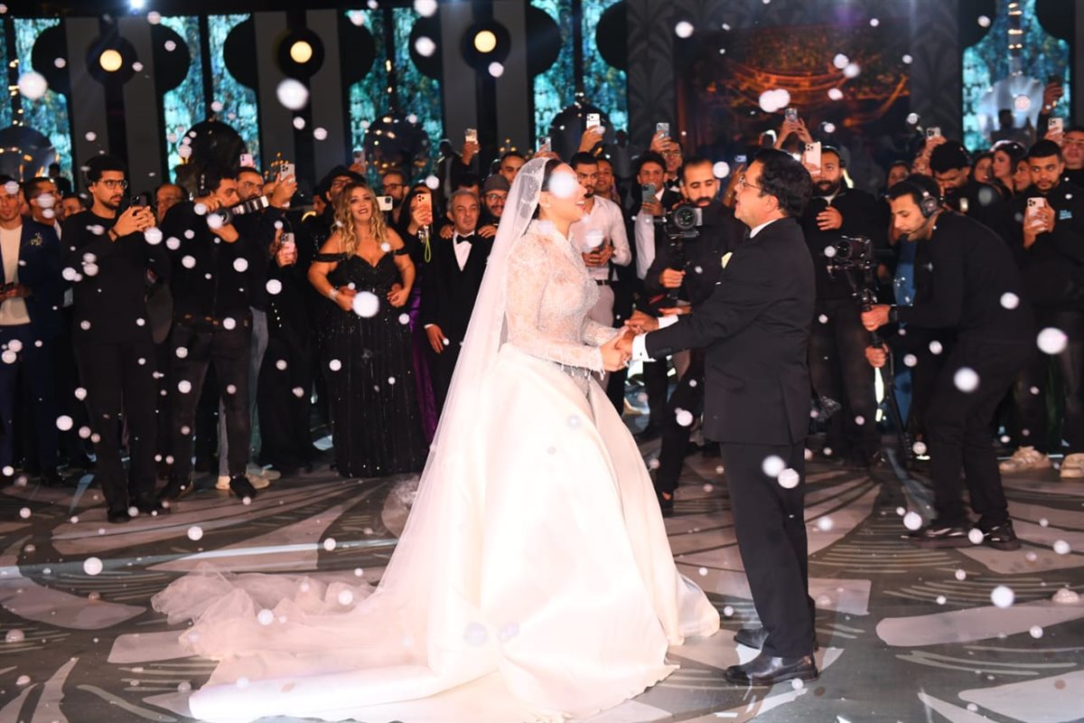 بحضور نجوم الفن.. محمد هنيدي يحتفل زفاف ابنته في أحد فنادق القاهرة