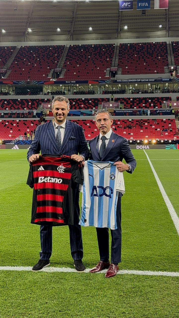 المهندس ممدوح عيد ونائب رئيس نادي فلامنجو وتبادل هداية تذكارية