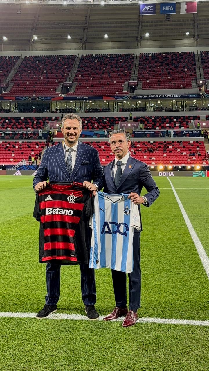 المهندس ممدوح عيد ونائب رئيس نادي فلامنجو وتبادل هداية تذكارية