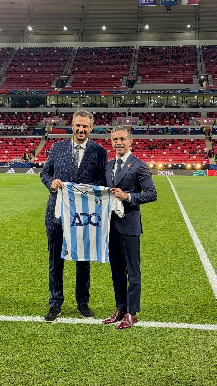 المهندس ممدوح عيد ونائب رئيس نادي فلامنجو وتبادل هداية تذكارية