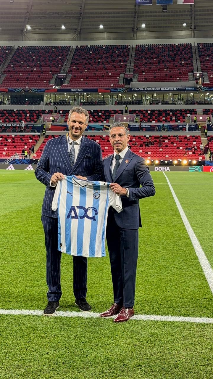 المهندس ممدوح عيد ونائب رئيس نادي فلامنجو وتبادل هداية تذكارية