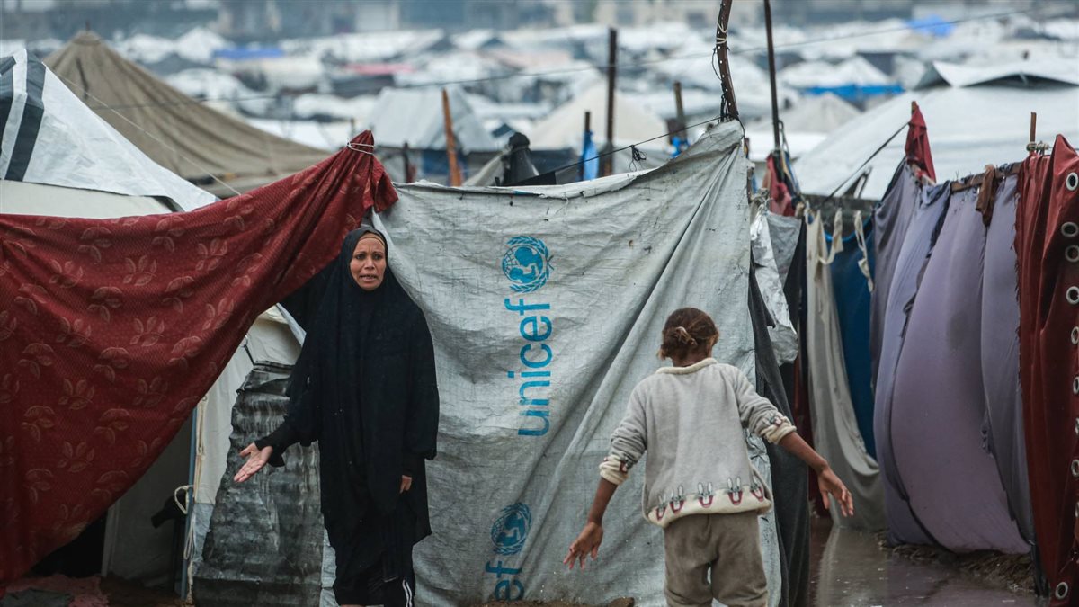 منخفض بيرون