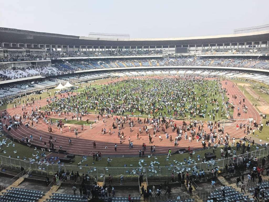 اقتحام الجماهير الهندية الملعب