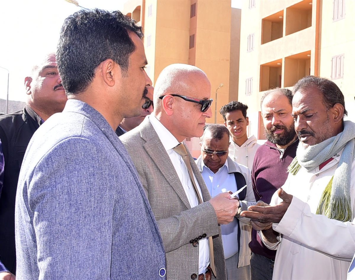 محافظ الأقصر يتفقد مساكن الطود