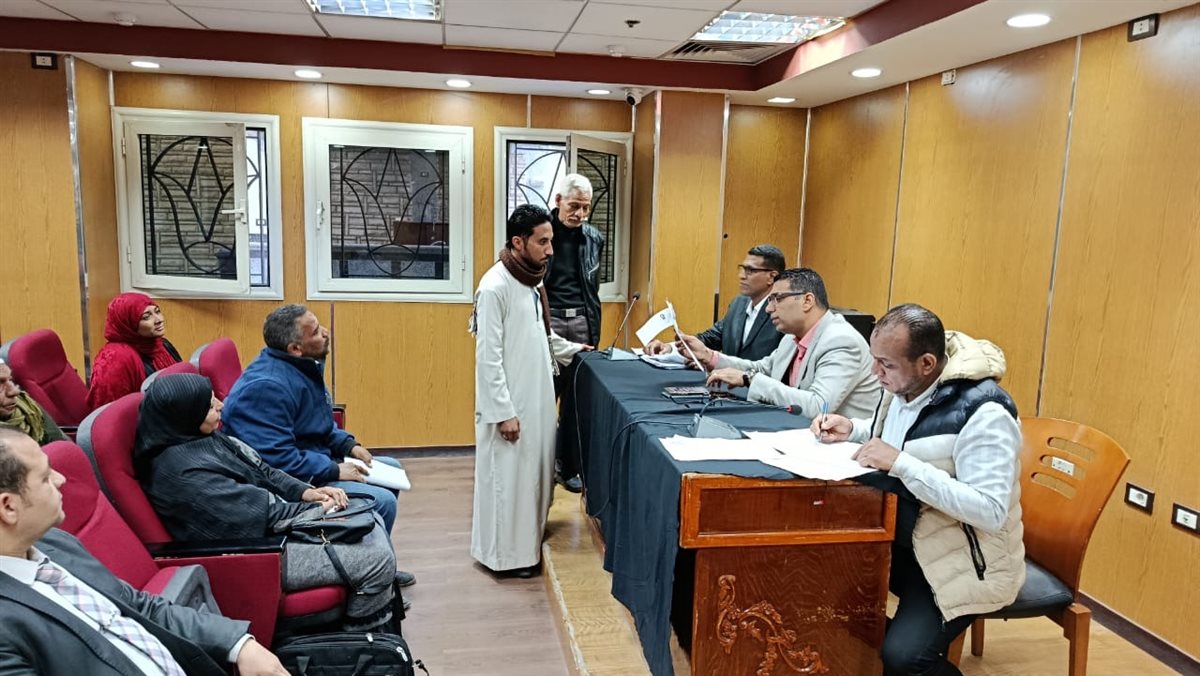 نائب محافظ الأقصر يتابع طلبات المواطنين في اليوم المفتوح