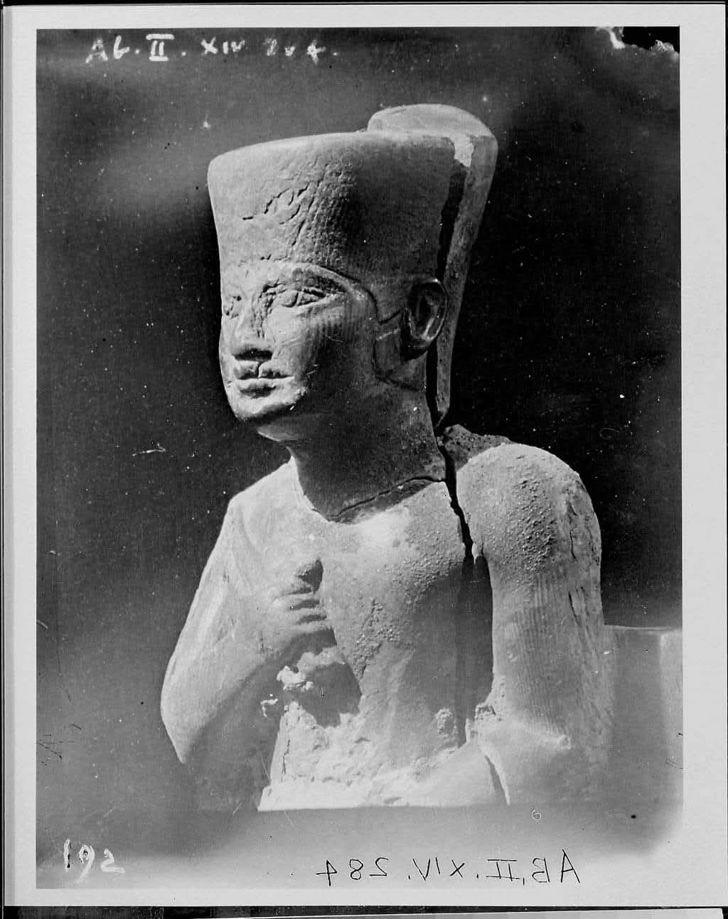 صور أرشيفية نادرة لتمثال الملك خوفو تكشف تفاصيل الدولة القديمة