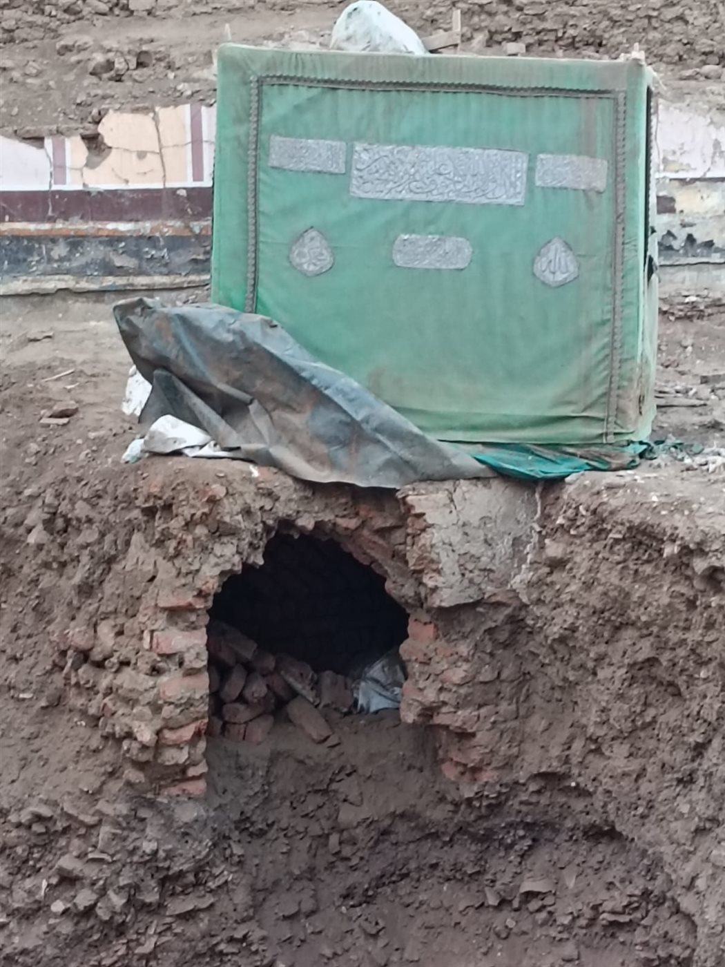 انهيار جزء من ضريح