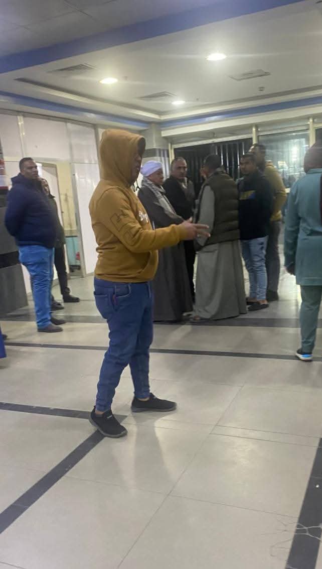 أهالي الضحايا ينتظرون استلام جثامينهم في قنا