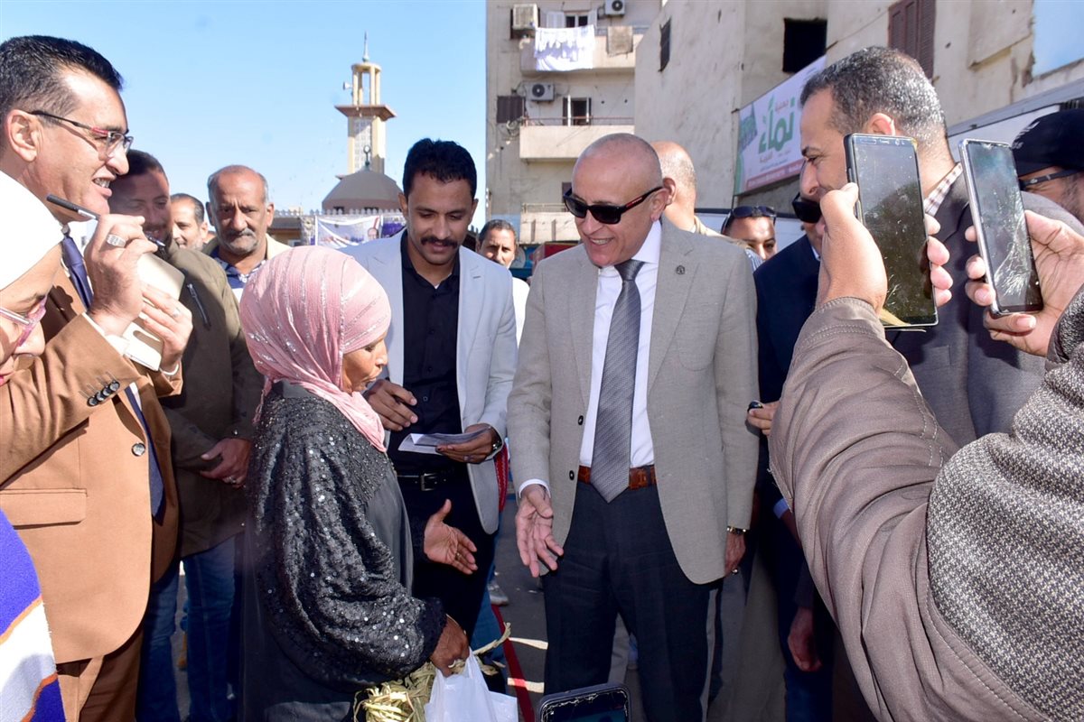 محافظ الأقصر يفتتح سوق اليوم الواحد