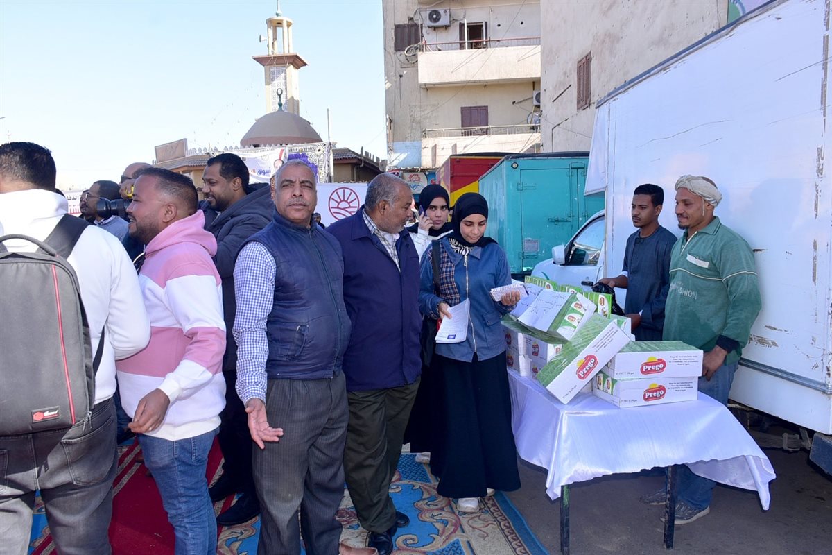 محافظ الأقصر يفتتح سوق اليوم الواحد