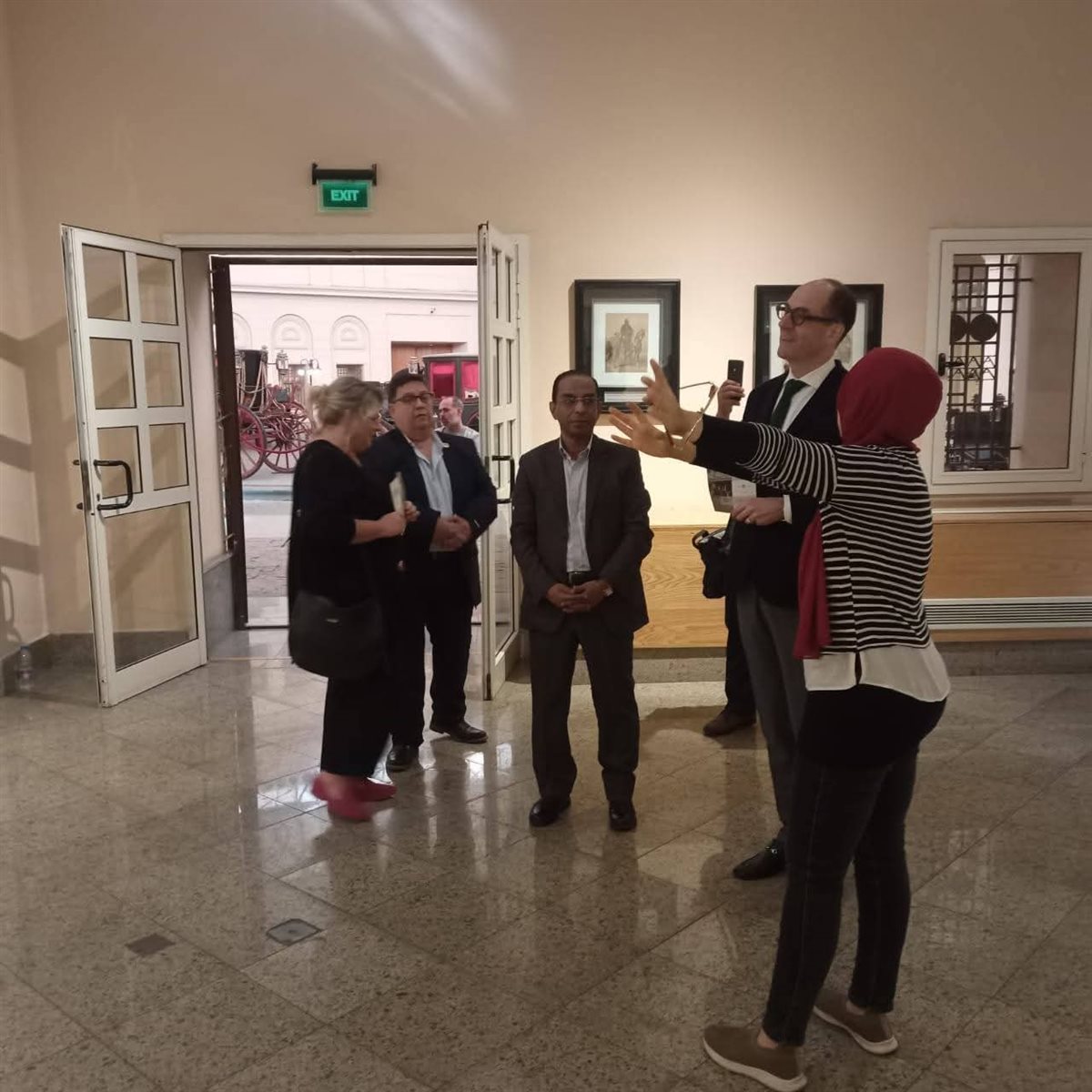 سفير النمسا بالقاهرة داخل قاعات العرض
