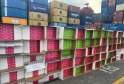 <strong>كميات كبيرة من السجائر والشيشة الإلكترونية</strong>