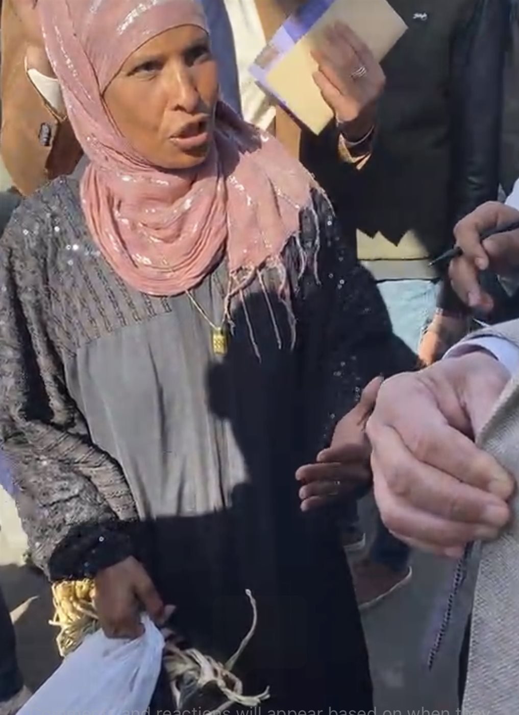 محافظ الأقصر وبائعة الثوم