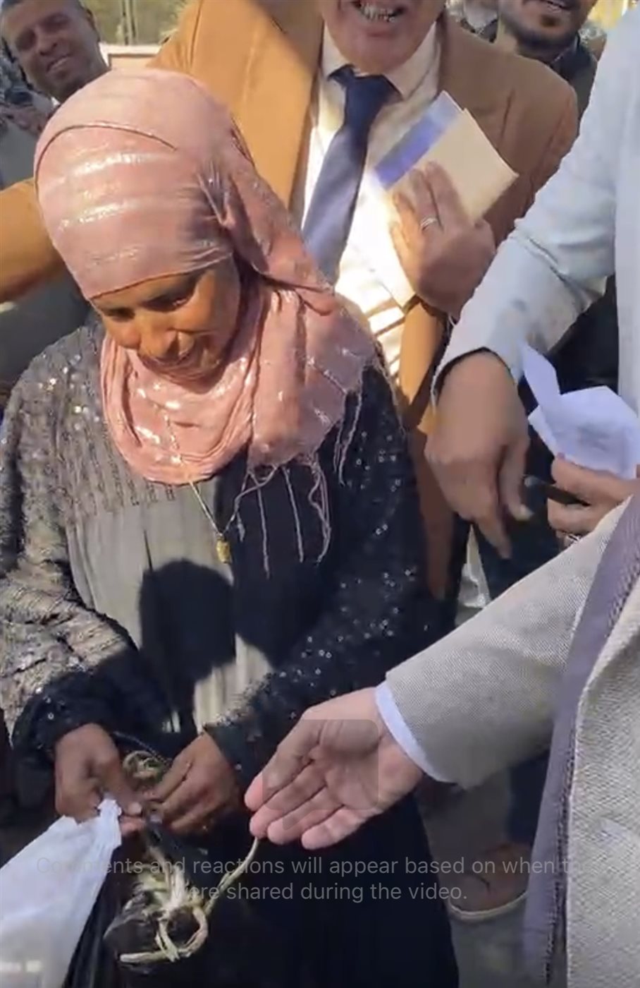 محافظ الأقصر وبائعة الثوم