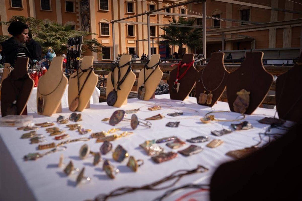 <strong>افتتاح أول معرض للفنون والحرف اليدوية بكلية التصميم والفنون الإبداعية في الجيزة</strong>