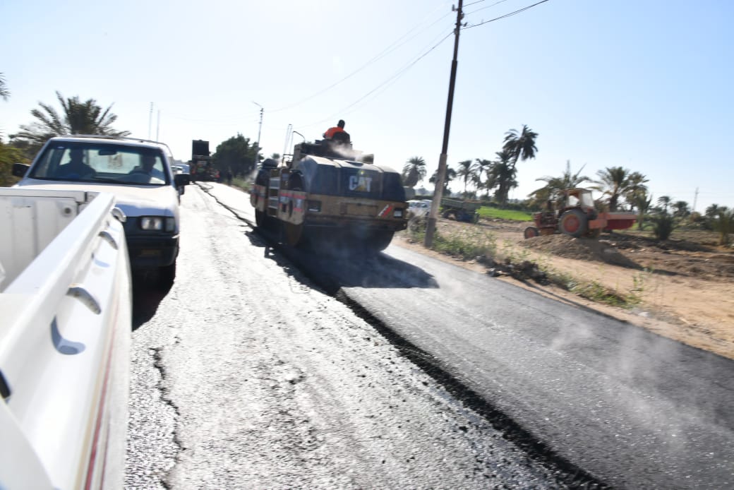 بتكلفة 17.5مليون جنيه.. محافظ الفيوم يتفقد أعمال رصف طريق جبل سعد الشواشنة
