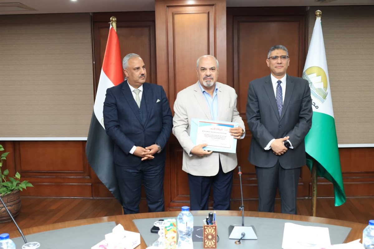 محافظ الجيزة يكرم الفرق الحاصلة على المراكز الأولى في نهائيات الجمهورية للاتحاد الرياضي العام للعاملين بالحكومة