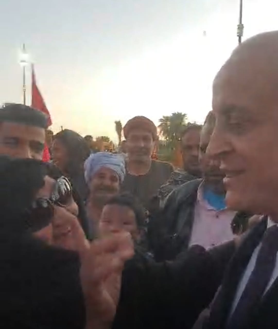 سيدة تستوقف محافظ الأقصر وتدعو لة