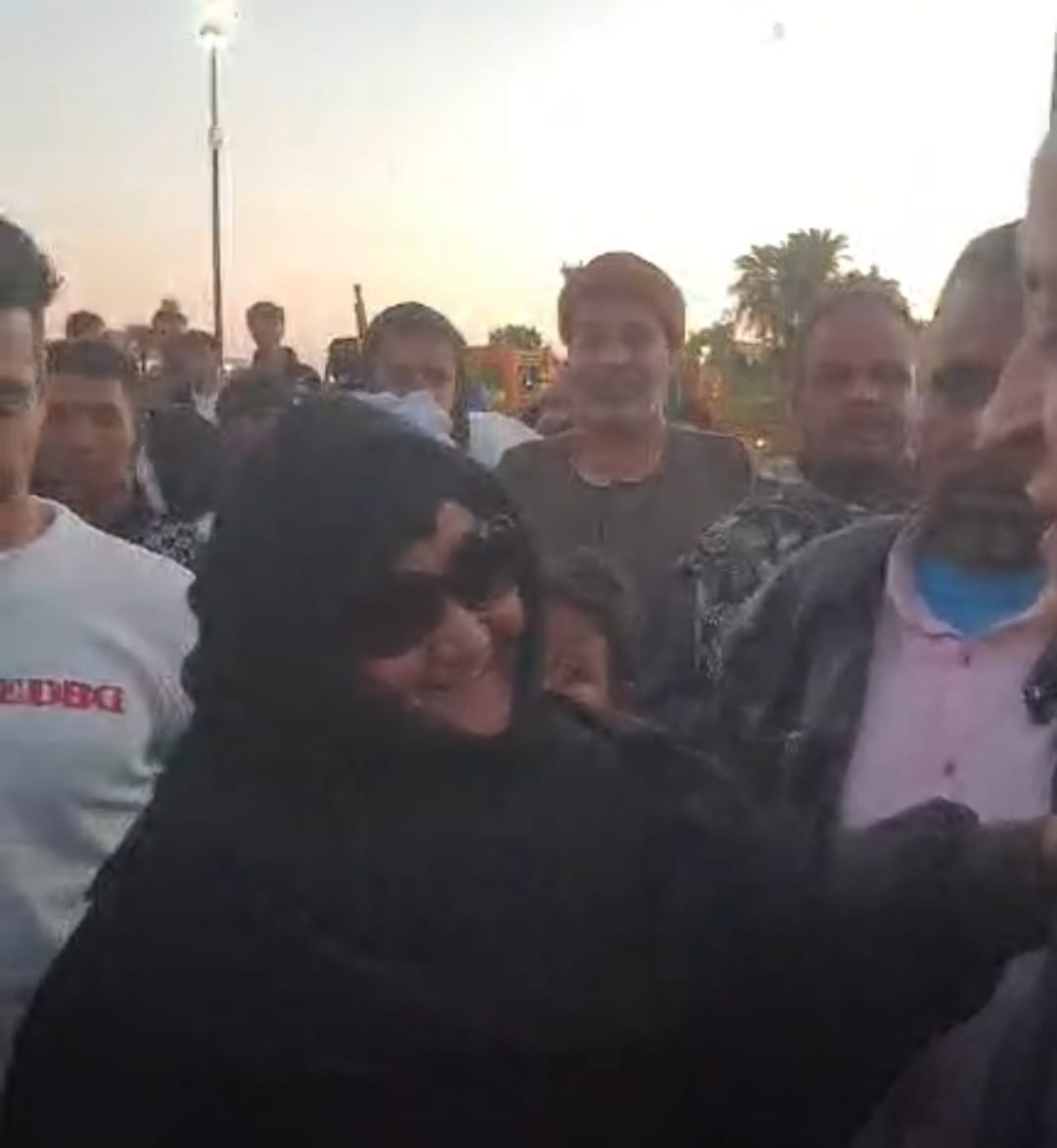 سيدة تستوقف محافظ الأقصر وتدعو لة