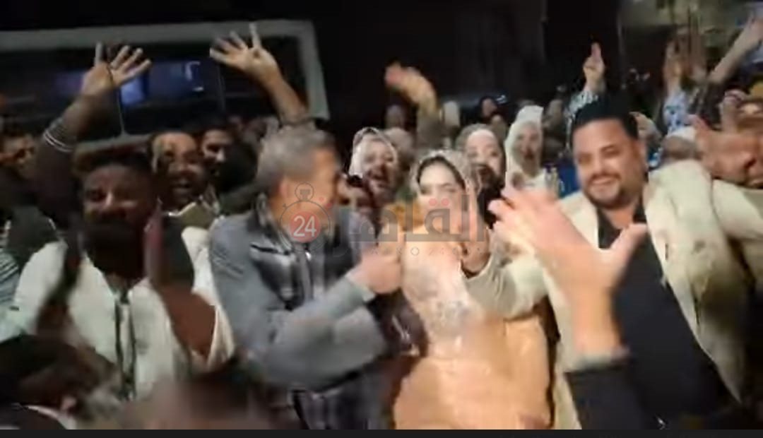 عروسان يقودان مسيرة للتصويت لابن قريتهما في انتخابات النواب بالمنوفية