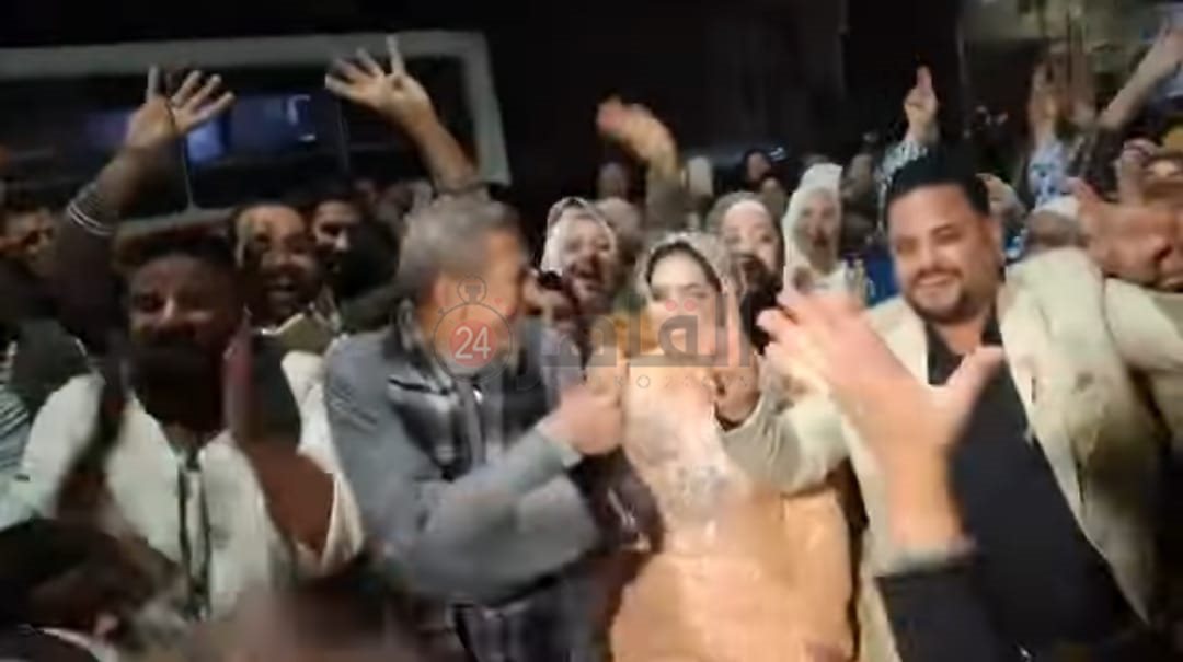 عروسان يقودان مسيرة للتصويت لابن قريتهما في انتخابات النواب بالمنوفية