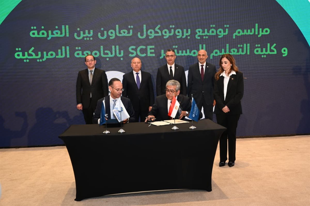 جانب من التوقيع