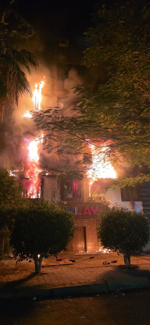 جانب من الحريق