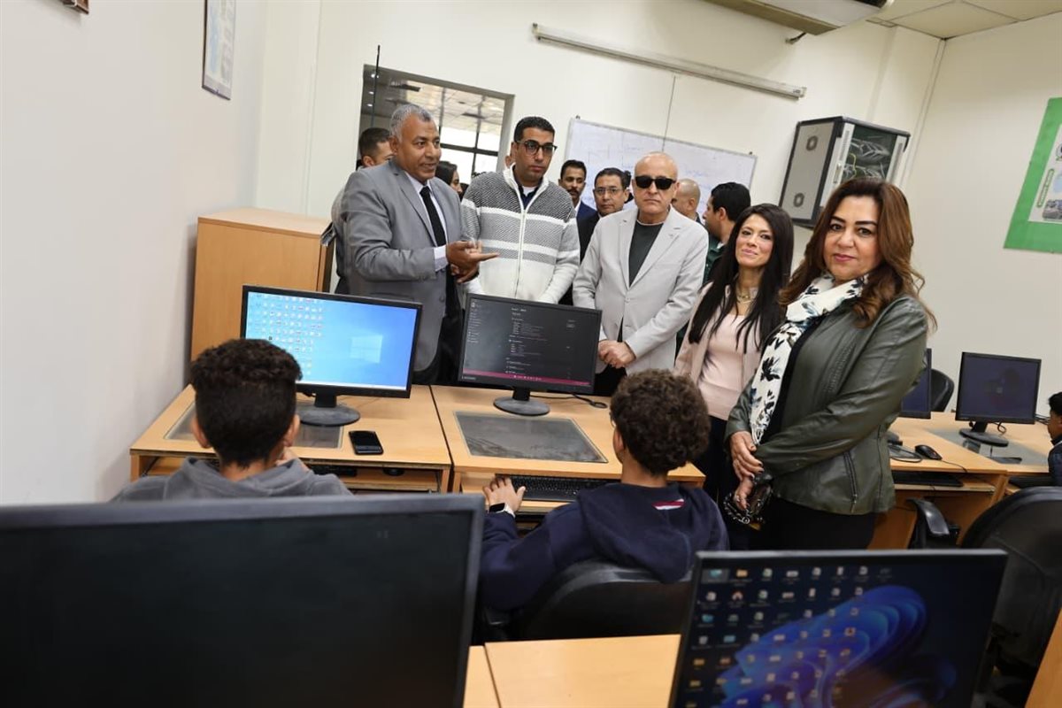 جولة الوزراء بمكتبة مصر العامة بالأقصر