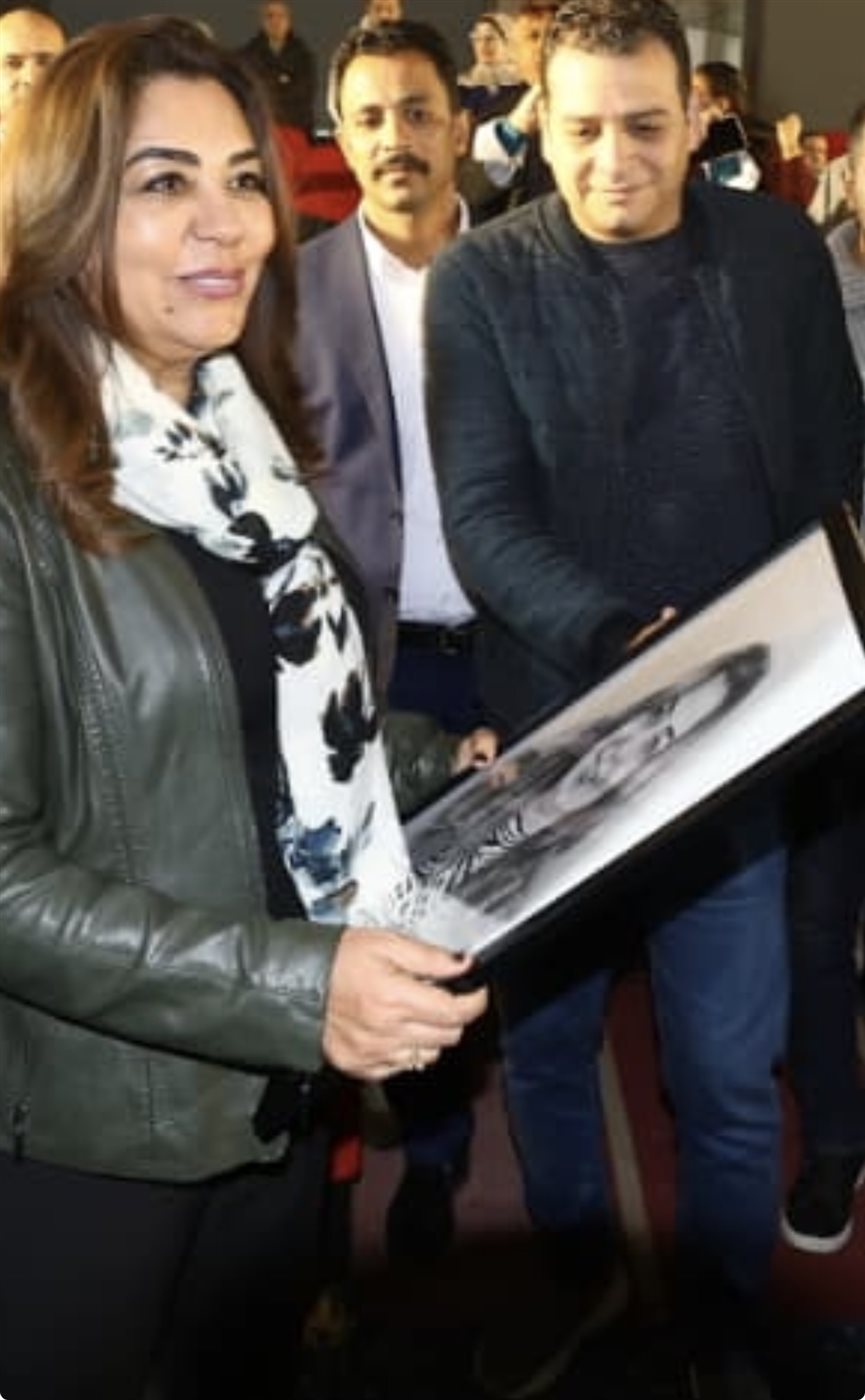 لوحة فنية تبهر الوزيرة