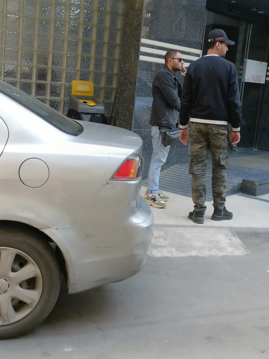 عمر الفيشاوي ينتظر خروج جثمان والدته سمية الألفي أمام المستشفى لتشييعه من مسجد مصطفى &nbsp;محمود