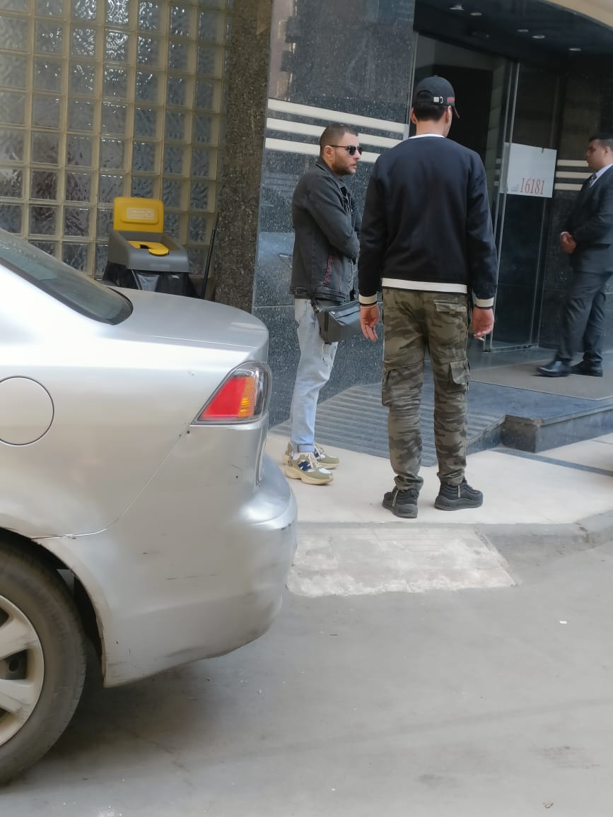 عمر الفيشاوي ينتظر خروج جثمان والدته سمية الألفي أمام المستشفى لتشييعه من مسجد مصطفى &nbsp;محمود