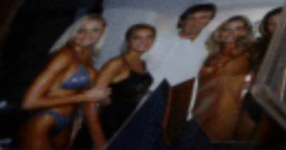 صور مثيرة للجدل تُعيد الجدل حول علاقة ترامب بجيفري إبستين