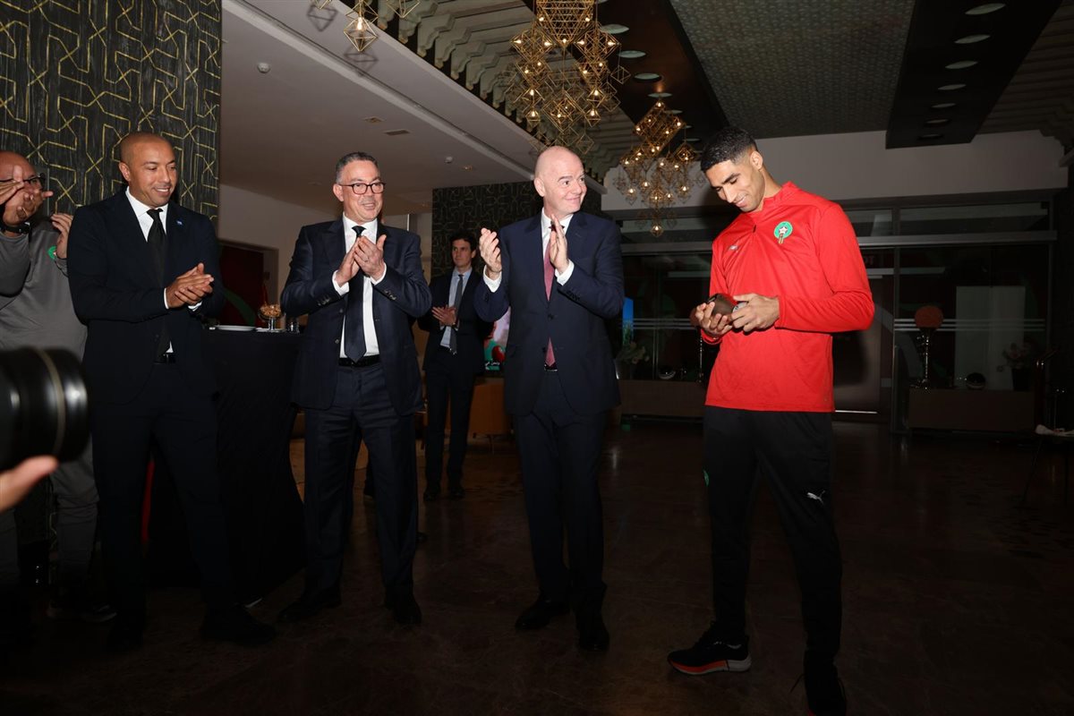 <strong>قبل افتتاح أمم إفريقيا.. لقجع وإنفانتينو يسلمون أشرف حكيمي جائزة ذا بيست&nbsp;</strong>