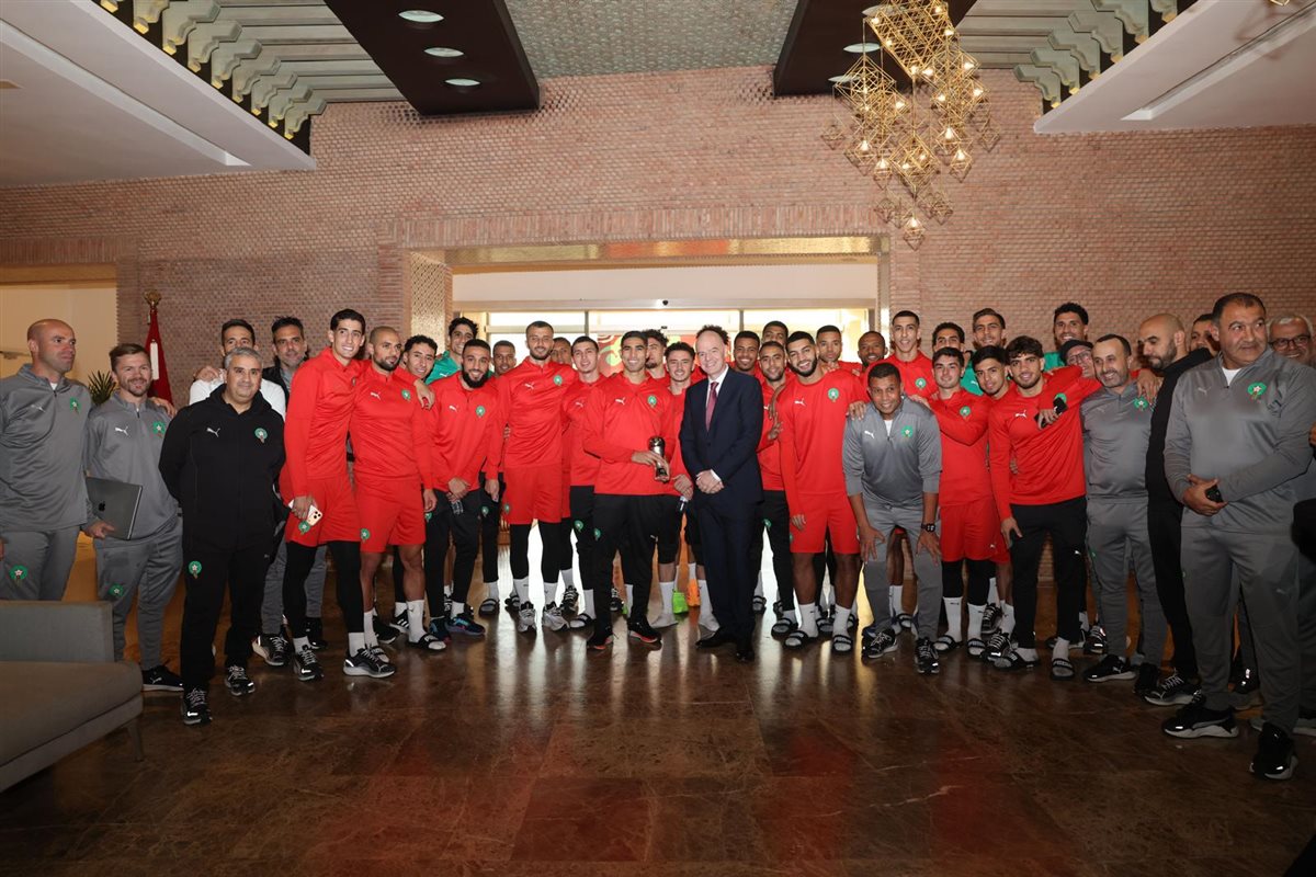 <strong>قبل افتتاح أمم إفريقيا.. لقجع وإنفانتينو يسلمون أشرف حكيمي جائزة ذا بيست&nbsp;</strong>