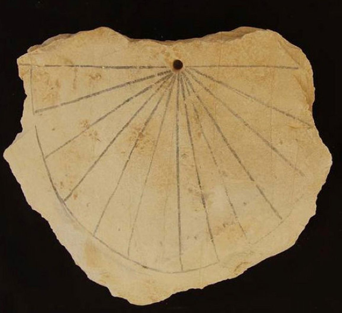 ساعة شمسية لتحديد الوقت من مصر القديمة