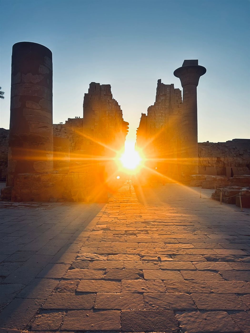 صورة لشروق الشمس داخل معابد الكرنك