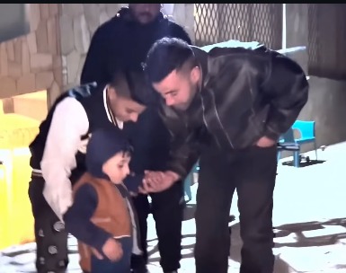 محمد إمام مع أصغر معجبيه