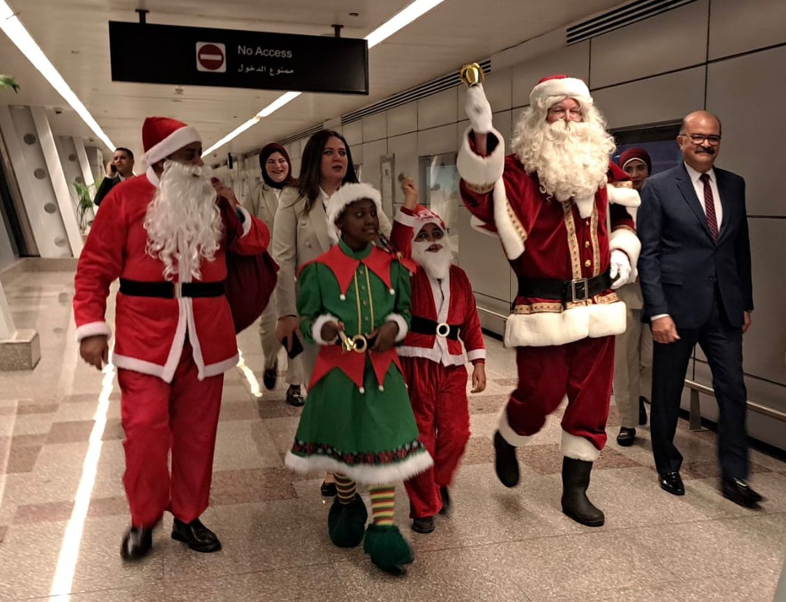 بابا نويل البلجيكي يصل إلى مطار الغردقة 