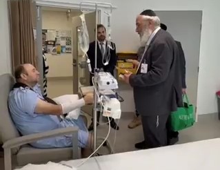 والد أحمد الأحمد يشعل شمعة عيد الأنوار