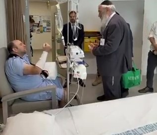 والد أحمد الأحمد يشعل شمعة عيد الأنوار