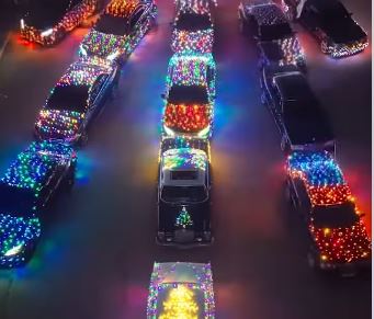 محبو سيارات مرسيدس في سوريا تصنع شجرة كريسماس فريدة من سيارات كلاسيكية