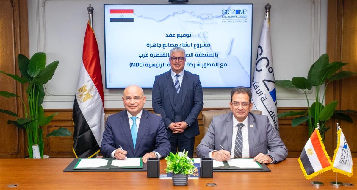 جانب من توقيع العقود