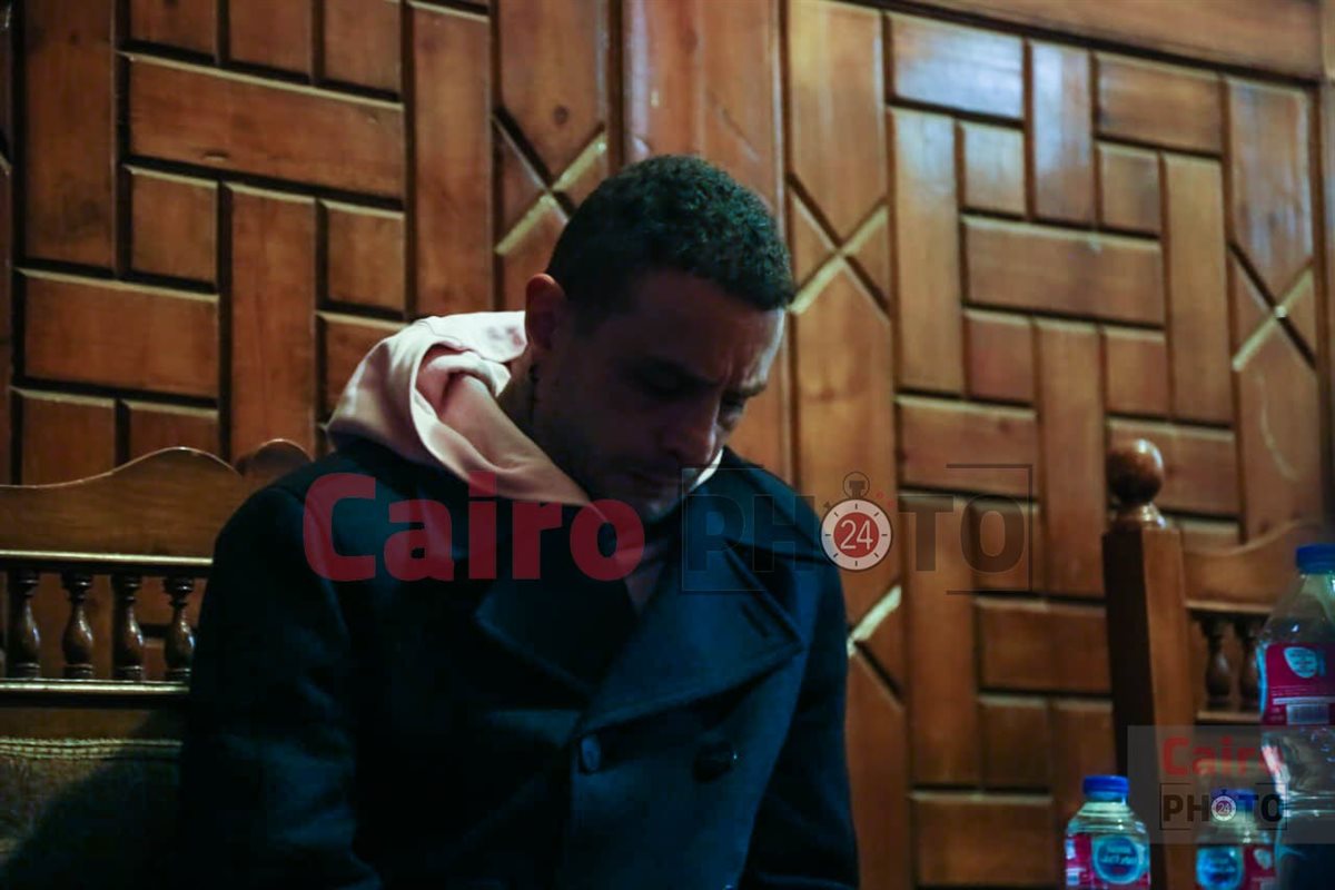 ظهور مؤثر لـ أحمد الفيشاوي في عزاء والدته سمية الألفي<br>