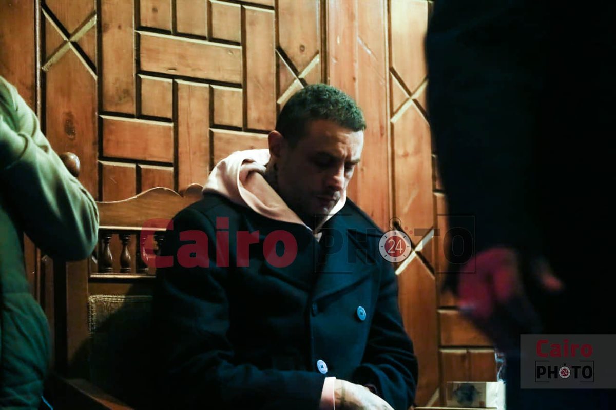 ظهور مؤثر لـ أحمد الفيشاوي في عزاء والدته سمية الألفي<br>