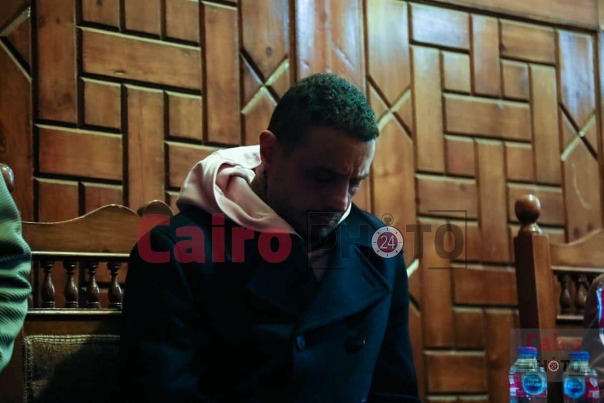 ظهور مؤثر لـ أحمد الفيشاوي في عزاء والدته سمية الألفي<br>