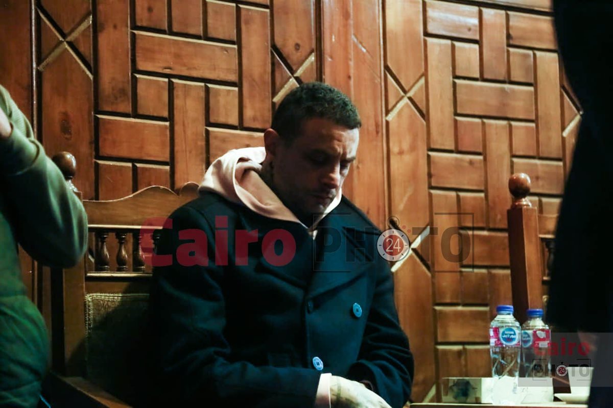 ظهور مؤثر لـ أحمد الفيشاوي في عزاء والدته سمية الألفي<br>