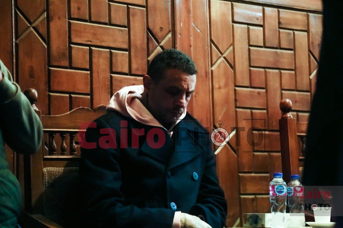 ظهور مؤثر لـ أحمد الفيشاوي في عزاء والدته سمية الألفي<br>