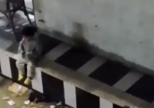 أول تعليق من صاحب فيديو الصغير المشرد يفترش رصيف بدمياط